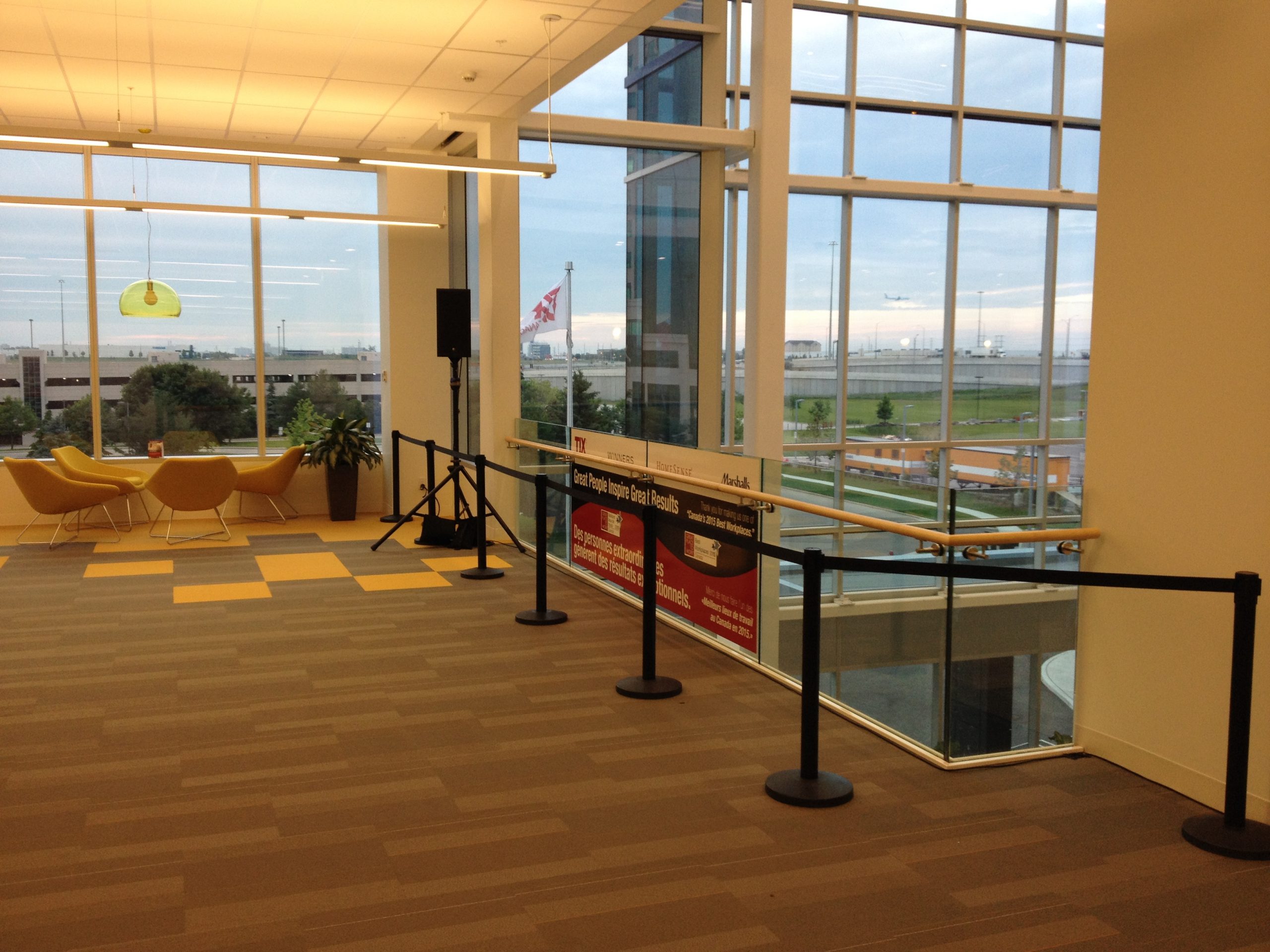BLACK RETRACTABLE STANCHION